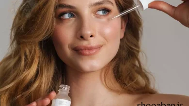 سرم صورت برای پوست حساس - بطری سرم ملایم روی پس‌زمینه سفید