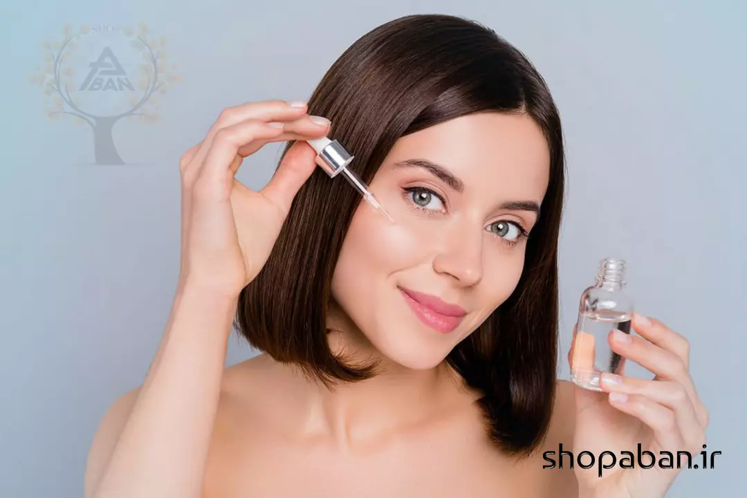 سرم صورت برای پوست چرب - بطری سرم نیاسینامید روی پس‌زمینه مات