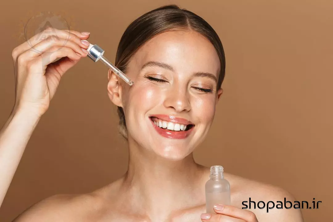 نحوه استفاده از سرم صورت برای پوست چرب - زنی که سرم را روی پوست می‌زند