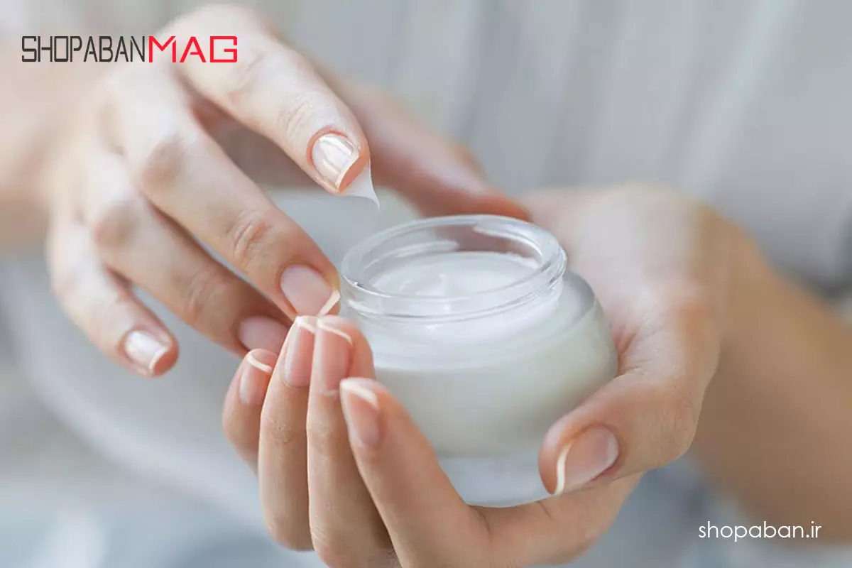 گرم کردن خامه بدن بین دست‌ها قبل از مالیدن