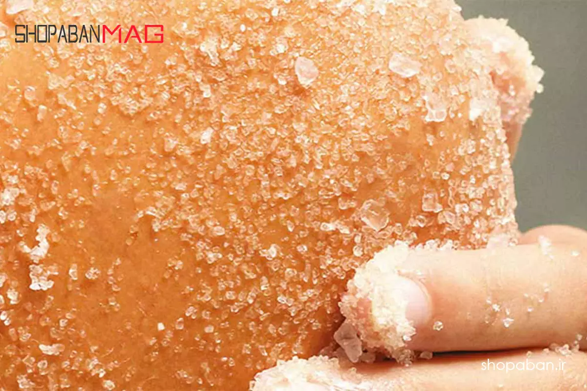 پوست در حال استفاده از نمک بدن