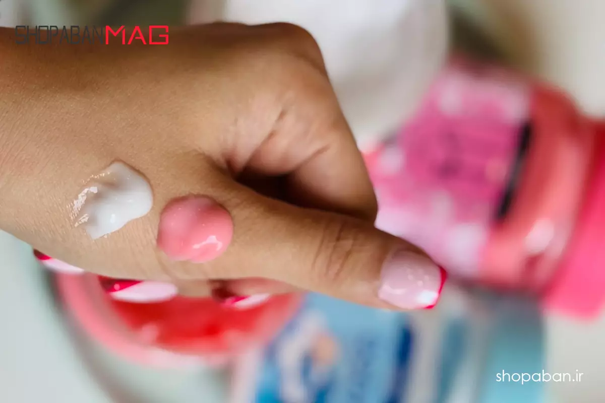 کره بدن یارا بهتره یا بیبی؟ 10 شباهت و تفاوت مهم و کلیدی! 5 مقایسه بافت کره بدن یارا و بیبی روی پوست