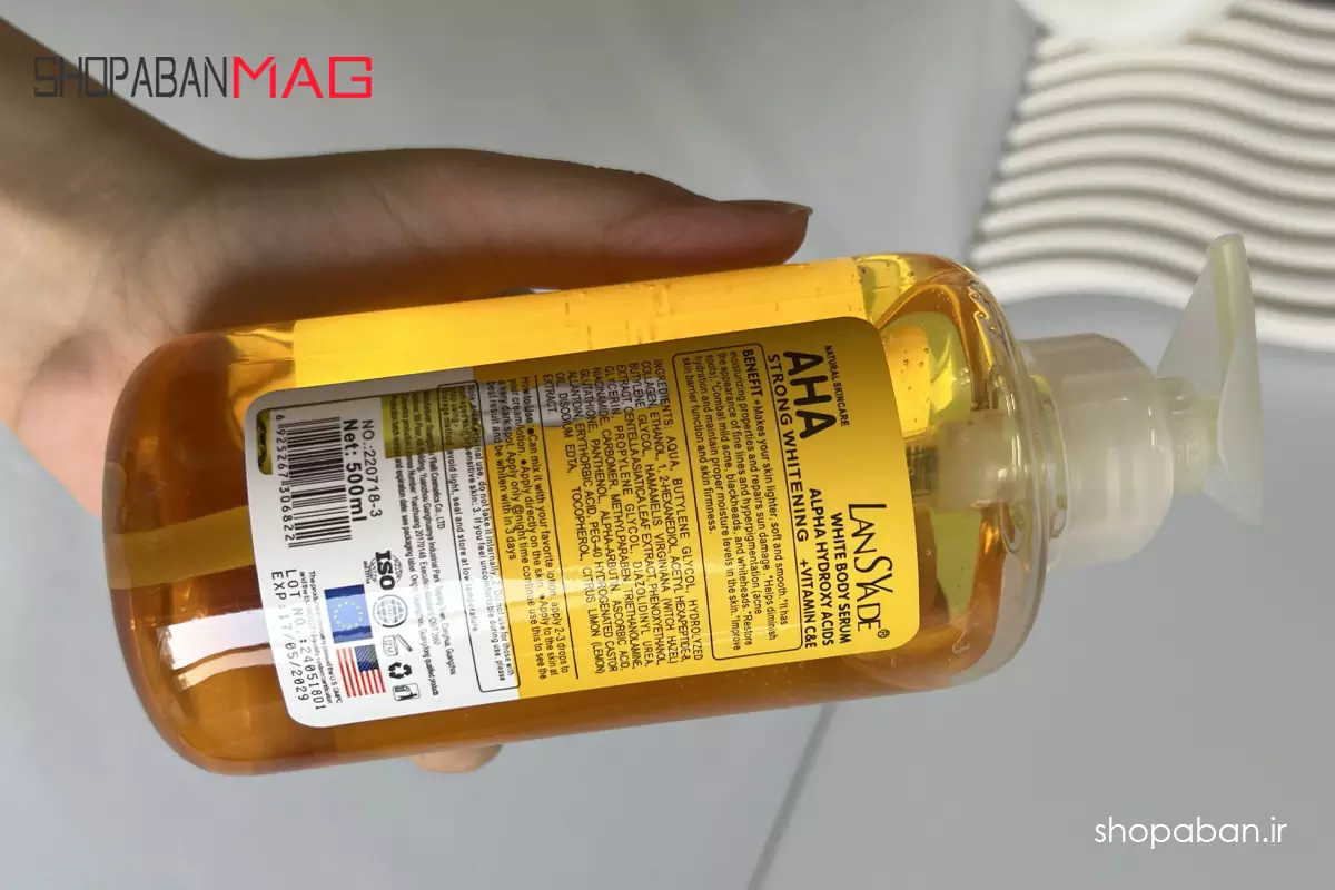 بطری سرم AHA شفاف با قطره‌چکان روی زمینه سفید