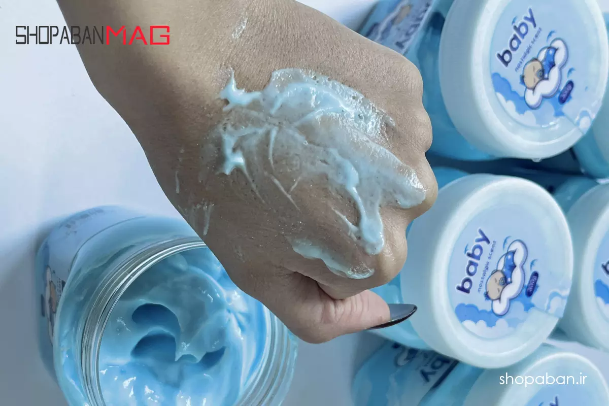 طرز استفاده کره بدن بیبی در 5 مرحله ساده با بهترین نتیجه 4 دست زنانه در حال ماساژ کره بدن بیبی روی بازو برای نرمی پوست