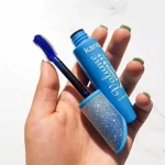 برس ریمل آبی کاریته در حال استفاده