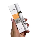 نمای نزدیک اپلیکاتور و بطری سرم تقویت مژه و ابرو لانبنا