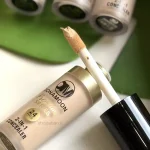 قبل و بعد استفاده از کانسیلر دونامون برای پوشاندن تیرگی و لک