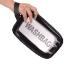 سایز واش بگ مسافرتی در دست استفاده کننده