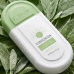 کرم ضد آفتاب استلین سبز SPF90 بی رنگ روی برگ گلها